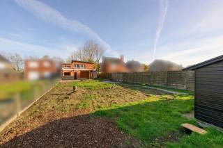 Ontdek het potentieel van deze ruime casco woning OP TOPLOCATIE met een bewoonbare oppervlakte van meer dan 185 m² op een perceel grond van 612 m², ideaal voor wie op zoek is naar een woning die nog volledig naar eigen stijl en wensen kan worden afgewerkt. De woning geniet tevens een zuid-west gericht perceel met tuinberging. <br /><br />PLUSPUNTEN:<br />* CASCO AFWERKING - VRIJHEID IN INRICHTING EN MATERIALEN<br />* 612 m² GRONDOPPERVLAKTE<br />* 185 m² BEWOONBAAR OPPERVLAKTE<br />* INPANDIGE GARAGE<br />* RUIME TUIN<br />* PRIVATE PARKEERGELEGENHEID<br />* UITERST RUSTIGE DOCH CENTRALE LIGGING<br /><br />INTERIEUR:<br />U komt binnen via de inkomhal met gastentoilet verder is er een tweepersoonskamer (ideaal als slaapkamer of bureauruimte), een lichtrijke leefruimte met ruimte voor een open keuken. Verder op het gelijkvloers is er een ruime badkamer, een bureau alsook een inpandige garage met zolder ter stockage. Het verdiep omvat 3 volwaardige slaapkamers en een tweede badkamer.<br /><br />EXTERIEUR:<br />De woning beschikt over een ruime tuin met tuinberging van ca. 20 m² en parkeergelegenheid op eigen terrein.<br /><br />Deze casco woning biedt de unieke kans om zelf de afwerking te bepalen en zo jouw droomhuis te creëren, met alle ruimte en comfort die je nodig hebt.