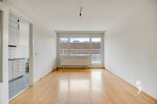 <p><span>Bent u op zoek naar een starterswoning of een interessante investering? Dan is dit aangename eenslaapkamerappartement aan de Tervuursevest in Leuven zeker een bezoek waard.</span></p><p><span>Met een bewoonbare oppervlakte van 51 m² biedt het appartement een praktische indeling en een aangename woonomgeving. De lichtrijke leefruimte sluit aan op een gezellig terras, waar u in alle rust kunt genieten van een moment buiten.</span></p><p><span>Dankzij de gunstige EPC-score B geniet u van een energiezuinige woning met lagere energiekosten en een toekomstgerichte investering.</span></p><p><span>De ligging is een absolute troef. Gelegen op de Tervuursevest bevindt u zich op een steenworp van het centrum van Leuven, het station, winkels, horeca, scholen en belangrijke invalswegen. Hierdoor is het appartement zowel aantrekkelijk voor eigen bewoning als voor verhuur.</span></p><p><span>Bovendien maakt het appartement deel uit van een goed onderhouden residentie waarin reeds belangrijke investeringen werden uitgevoerd. Zo werden onder andere het dak, de terrassen en de brandveiligheidsvoorzieningen reeds aangepakt, wat zorgt voor extra gemoedsrust voor de toekomstige eigenaar.</span></p><p><span>Troeven op een rij:</span></p><ul><li><span>51 m² bewoonbare oppervlakte </span></li><li><span>Volwaardige slaapkamer </span></li><li><span>Aangenaam terras </span></li><li><span>Energiezuinig met EPC-score B </span></li><li><span>Uitstekende ligging nabij centrum en station van Leuven </span></li><li><span>Ideaal als starterswoning of investering </span></li><li><span>Goed onderhouden gebouw </span></li><li><span>Belangrijke renovatiewerken reeds uitgevoerd (dak, terrassen en brandveiligheid) </span></li></ul><p><span> </span></p><p><span>Interesse? Contacteer ons via 016 15 31 15 of info@immolivit.be</span><span> </span></p>