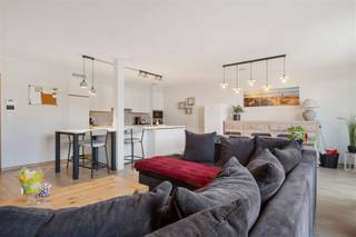 <p><span>Ruim en instapklaar gelijkvloers appartement in het hart van Vichte</span></p><p><span>In het centrum van Vichte bevindt zich dit recent en bijzonder ruim gelijkvloers appartement met een bewoonbare oppervlakte van maar liefst 144 m². Een eigendom die comfort, ruimte en een centrale ligging op een harmonieuze manier combineert.</span></p><p><span>Bij het binnenkomen valt meteen de aangename indeling en het gevoel van openheid op. De lichtrijke leefruimte sluit naadloos aan op de volledig ingerichte keuken, wat zorgt voor een praktische en gezellige woonbeleving.</span></p><p><span>Het appartement beschikt over drie volwaardige slaapkamers en maar liefst twee douchekamers, wat het bijzonder geschikt maakt voor gezinnen, koppels die ruimte wensen of wie comfortabel gelijkvloers wil wonen zonder in te boeten aan plaats.</span></p><p><span>Dankzij de recente afwerking en het instapklare karakter kan u hier zonder zorgen intrekken. Alles is aanwezig om meteen te genieten van een hedendaags en praktisch wooncomfort.</span></p><p><span>Gelegen in het centrum van Vichte, met winkels, openbaar vervoer en alle voorzieningen op wandelafstand, is dit een uitstekende opportuniteit voor wie centraal en ruim wil wonen.</span></p>