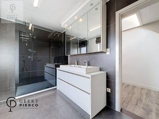 Dit ruim appartement gelegen boven een handelszaak moet je zeker gezien hebben.De zee van ruimte die je hier gaat ontdekken is ongezien. Het...