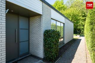 Welkom in deze verzorgde en instapklare halfopen bebouwing in een rustige buurt van Evergem. Deze charmante gelijkvloerse woning combineert comfortabel wonen met een praktische indeling en tal van recente renovaties, waardoor u hier meteen uw thuis van kunt maken.<br /><br />De woning beschikt over een lichtrijke en ruime leefruimte, een volledig vernieuwde keuken met kwaliteitsvolle toestellen, drie volwaardige slaapkamers, een moderne badkamer met inloopdouche en een aparte garage met automatische sectionaalpoort. Dankzij de gelijkvloerse indeling geniet u bovendien van extra wooncomfort en toegankelijkheid.<br /><br />De voorbije jaren werd de woning grondig aangepakt met aandacht voor energiezuinigheid en hedendaags wooncomfort. Zo werden onder meer het dak en de spouwmuren geïsoleerd, de ramen en voordeur vernieuwd met hoogrendementsglas en werden ook de keuken, badkamer, vloeren en binnendeuren volledig vernieuwd. Dit resulteert in een gunstig EPC-label B.<br /><br />Buiten geniet u van een aangename tuin en een perceel van 352 m², ideaal om tot rust te komen of gezellig te genieten met familie en vrienden. De woning is rustig gelegen, maar toch dichtbij winkels, scholen, openbaar vervoer en belangrijke verbindingswegen.<br /><br />Troeven van deze woning:<br /><br />Gelijkvloerse woning met praktische indeling<br />3 slaapkamers<br />Vernieuwde keuken en badkamer<br />EPC label B<br />Dak- en muurisolatie<br />Aluminium ramen met hoogrendementsglas<br />Elektriciteit conform<br />Garage met automatische poort<br />Rustige ligging in Evergem<br /><br />Naastgelegen woning staat ook te koop, ideaal voor kangoeroewonen. https://bit.ly/3PATzX1<br /><br />Contacteer Top Vastgoed voor meer info en een bezoek op 0475 700 700.