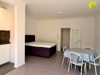 <p><span>Ce studio charmant et frais se trouve sur Pastoor Bauwenslaan, à proximité des magasins, des transports publics, des écoles, .....</span></p><p><span> </span></p><p><span>Disposition :</span></p><p><span>Nous entrons dans la propriété par le hall d'entrée avec des armoires encastrées et nous traversons l'espace de vie. Le lit et la table avec les chaises sont conservés.</span></p><p><span>La cuisine ouverte est moderne et équipée d'un réfrigérateur, d'une plaque de cuisson, d'une hotte aspirante et d'un branchement pour la machine à laver.</span></p><p><span>À l'avant du bâtiment, il y a une autre terrasse ensoleillée, les fenêtres sont équipées d'un film de protection contre les regards indiscrets, l'intimité n'est donc pas un problème.</span></p><p><span> </span></p><p><span>La salle de bains est équipée de toilettes, d'une douche et d'un sèche-serviettes.</span></p><p><span> </span></p><p><span>Enfin, l'appartement dispose d'une cave privée et d'un local à vélos commun.</span></p><p><span> </span></p><p><span>Informations utiles :</span></p><ul><li><span>Disponibilité : immédiate</span></li><li><span>Charges communes : €70 (y compris minuterie, entretien des couloirs, syndic, ascenseur, ...)</span></li><li><span>EPC : 124kWh/m²J label B</span></li><li><span>Garantie locative : 3 mois</span></li><li><span>Etat des lieux : 225  par lot</span></li></ul><p><span> </span></p><p><span> </span></p><p><span>Réservez dès maintenant votre rendez-vous EN LIGNE vous-même. Surfez sur la propriété concernée sur notre site web www.habicom.be et cliquez sur le bouton rose "PLANIFIER UNE VISITE".</span></p><p><span>Choisissez l'heure qui vous convient le mieux, remplissez les coordonnées demandées et cliquez sur envoyer pour confirmer.</span></p>