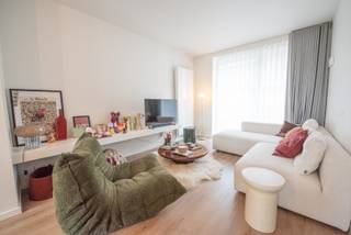 Op een uitstekende locatie op ’t Gaverke in Waregem bevindt zich dit recent en mooi afgewerkt appartement, gelegen op de eerste verdieping van een moderne residentie uit 2020. Dankzij de gunstige ligging, de praktische indeling en de instapklare staat is dit appartement zowel interessant voor eigen bewoning als voor wie op zoek is naar een interessante vastgoedinvestering. Het appartement is momenteel reeds verhuurd en vormt daardoor een interessante opportuniteit voor wie wil investeren in vastgoed. Met een netto rendement van circa 3% biedt dit appartement een interessante investeringsmogelijkheid in een recent gebouw op een gegeerde locatie in Waregem.<br /><br />Het appartement geniet van een vlotte bereikbaarheid en bevindt zich in de onmiddellijke nabijheid van scholen, supermarkten en diverse handelszaken. Bovendien ligt het centrum van Waregem op wandelafstand, waardoor alle dagelijkse voorzieningen gemakkelijk bereikbaar zijn.<br /><br />Bij het binnenkomen word je verwelkomd in de inkomhal met gastentoilet. De leefruimte met open keuken vormt een aangename en gezellige plek om te ontspannen. Verder beschikt het appartement over twee slaapkamers, een badkamer, een praktische berging en een ruim terras.<br /><br />Ook op energetisch vlak scoort dit appartement uitstekend dankzij het EPC-label A. De aanwezigheid van een lift zorgt bovendien voor extra wooncomfort.<br /><br />Bij de aankoop zijn bovendien een private autostaanplaats, gelegen achteraan de residentie, en twee fietsenplaatsen inbegrepen.<br /><br />De troeven op een rijtje:<br />*Uitstekende ligging op ’t Gaverke in Waregem<br />*Scholen, supermarkten en winkels in de nabije omgeving<br />*Het centrum van Waregem op wandelafstand<br />*Recent gebouw van 2020 (EPC-label A)<br />*Instapklaar en mooi afgewerkt<br />*Lift aanwezig<br />*Reeds verhuurd, ideaal als investering (rendement van circa 3%)<br />*Private autostaanplaats achteraan de residentie inbegrepen + 2 fietsenplaatsen<br /><br /><br />Een complete opportuniteit op een uitstekende locatie in Waregem, ideaal voor eigen bewoning of als investering!<br /><br />Interesse in dit appartement? Neem gerust contact op voor meer informatie of een bezoek ter plaatse.<br /><br />Tom Wielfaert – Immo Roba<br />E-mail: tom@immoroba.be<br />0497/85.80.52