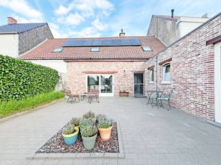 Deze uiterst gezellige, instapklare woning werd in de afgelopen jaren helemaal vernieuwd en bevindt zich langs de Borstekouterstraat te Roborst (Zwalm). De dorpskern van Roborst bevindt zich op enkele honderden meters, het centrum van Munkzwalm met o.a. het treinstation, winkels, horeca, sporthal, ... bevindt zich op slechts een tweetal kilometer afstand. Ook voor wie houdt van natuur en wandelen is de ligging uitstekend, om de hoek bevinden zich fiets- en wandelpaden.<br />Indeling: gelijkvloers: inkomhal met toilet, zeer grote open leefruimte/eetplaats met doorkijkgashaard, kwalitatieve, ingerichte keuken met toestellen (eveneens met diezelfde doorkijkgashaard), aansluitende wasplaats/berging, badkamer met (douche)bad en dubbel lavabomeubel, master bedroom (momenteel in gebruik als bureau) en aansluitende dressing. <br />Eerste verdieping: zeer ruime nachthal met tal van kastruimte, 3 slaapkamers. <br />Buiten is er het gezellige terras, een verzorgde tuin en een ruime garage, men heeft toegang tot de tuin en de garage via een erfdienstbare strook in het voordeel van deze eigendom (zie gemarkeerde zone op luchtfoto). <br />IDEALE STARTERS- OF GEZINSWONING MET EEN JUISTE PRIJS-KWALITEITVERHOUDING!!<br />Gevel vernieuwd met spuitkurk, CV aardgas, 8 zonnepanelen, houten ramen met dubbele beglazing, EPC: 215 kWh/(m² jaar), label C, geen renovatieverplichting. Bewoonbare oppervlakte volgens EPC: 206 m² (zolder en garage niet meegerekend), elektrische installatie conform, KI: €509. <br />Woongebieden met landelijk karakter, vergunning uitgereikt, geen rechterlijke of bestuurlijke maatregel opgelegd, geen voorkooprecht, geen verkavelingsvergunning uitgereikt. P-score: D, G-score: D. Geen risicozone voor overstromingen. <br />U kan de beschikbare attesten bij verkoop downloaden via de website janssens-leroy.be.
