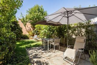 <p><span>Bent u op zoek naar een instapklaar appartement met een gezellige tuin in Strombeek? Dan is dit appartement zeker een bezoek waard!</span></p>
<p><span>Gelegen aan de Strombeeklinde geniet u van een uitstekende ligging, op wandelafstand van het kerkplein, gezellige restaurants, winkels en openbaar vervoer. Ook met de wagen bent u uitstekend bereikbaar dankzij de vlotte verbinding naar de Brusselse Ring.</span></p>
<p><span>Indeling</span></p>
<p><span>Het appartement bevindt zich op de eerste verdieping van een kleine en verzorgde residentie.</span></p>
<p><span>Via de ruime inkomhal komt u in de lichtrijke woon- en eetkamer, waar de grote raampartijen zorgen voor een aangename natuurlijke lichtinval. Naast de woonkamer vinden we de badkamer dewelke vernieuwd werd en uitgerust is met een ligbad (en douche in het bad). Daarnaast is er een apart toilet.</span></p>
<p><span>De ruime slaapkamer van 17 m² bevindt zich aan de achterzijde van het appartement en geniet van een rustige ligging met uitzicht op de gezellige tuin. Ook de keuken werd vernieuwd en is voorzien van alle comfort. Vanuit de keuken heeft u rechtstreeks toegang tot het terras en de aangename, <strong>privatieve tuin</strong> met een tweede terras. De ideale plek om in alle rust te genieten of gezellige momenten te beleven met familie en vrienden.</span></p>
<p><span>Tot slot beschikt het appartement over twee praktische kelderbergingen en een ruime inpandige garage.</span></p>
<p><span>Kortom, een instapklaar appartement op een toplocatie, ideaal voor alleenstaanden of koppels die op zoek zijn naar comfort, rust en een uitstekende bereikbaarheid.</span></p>
<p><span>Interesse? Contacteer ons vandaag nog voor een bezoek ter plaatse!</span></p>
<p><strong><span>info@impromove.be</span></strong><span> – </span><strong><span>02 887 80 56</span></strong></p>
