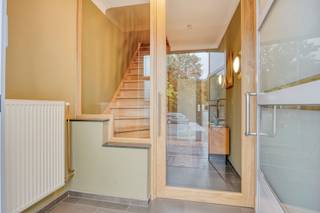 <p>Deze ruime bel-étagewoning combineert een royale <strong>woonoppervlakte van 231 m²</strong> met een aangename buitenruimte en een energiezuinig karakter. De woning werd doorheen de jaren gerenoveerd en beschikt vandaag over een EPC-label B. Op de eerste verdieping betreedt u de woning via de inkomhal, die toegang biedt tot de verschillende leefruimtes. De eetkamer sluit aan op de lichtrijke leefruimte met een halfopen, <strong>volledig geïnstalleerde keuken</strong>, voorzien van een oven, microgolfoven, gaskookvuur en tal van ingemaakte kasten. Vanuit de leefruimte heeft u rechtstreeks toegang tot het terras, vanwaar een trap naar de achterliggende tuin leidt.</p><p>De tweede verdieping omvat <strong>drie volwaardige slaapkamers</strong>, waarvan twee uitgerust zijn met <strong>praktische ingemaakte kasten</strong>. Verder bevindt zich hier de badkamer, ingericht met een douche, lavabomeubel en toilet. Via een toegangsluik bereikt u de<strong> ruime zolderverdieping</strong>, die tal van mogelijkheden biedt voor het creëren van extra slaapkamers, een hobbyruimte of bureau. Op het gelijkvloers beschikt de woning over een <strong>inpandige garage met automatische poort</strong>, die rechtstreeks toegang geeft tot de tuin. Daarnaast bevinden zich hier een apart toilet en een praktische wasruimte met extra opbergmogelijkheden. Achteraan geniet u van een aangenaam aangelegde, tropische en oostgerichte tuin van ca. 183 m², waar u in alle rust van de buitenruimte kunt genieten.</p><p>Extra troeven: een regenwaterput van maar liefst 10.000 liter en zonneschermen aan de voorzijde van de woning.</p><p>Extra: <br />- EPC 180 kWh/m2 jaar (Score B -> GEEN renovatieverplichting!<br />- Elektriciteit niet conform, asbestattest in opmaak<br />- Watertoets: perceelscore A, gebouwscore A. <br />- Stedenbouwkundige informatie in aanvraag, maatregelenregister in aanvraag</p><p>Nabij school, winkels, autosnelweg, openbaar vervoer, etc. Voor meer info ga naar www.coenenvastgoed.be of bel 03/375.82.92</p>