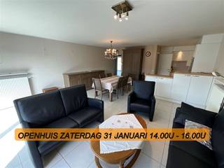 Prachtig appartement in het centrum van Oostrozebeke. Inkomhal met afzonderlijk gastentoilet, ruime living met uitzicht op een mooi terras. Terras met elektrische zonneluifel. Volledig ingerichte keuken met naastgelegen berging. Badkamer met dubbele wastafel en ligbad. Twee ruime slaapkamers. Grote garage. Grote kelder, extra gemeenschappelijke fietsenstalling. Fiets ook mogelijk in eigen kelder te stallen.