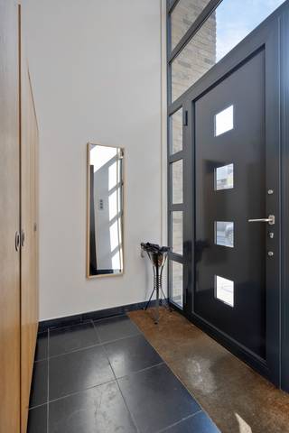 In het hart van Zwijndrecht kan je deze ruime woning vinden, met een grote bewoonbare oppervlakte.<br />Vlakbij winkels, scholen en openbaar vervoer.<br /><br />Je komt binnen in de ruime inkomhal met vestiaire en apart gastentoilet.<br />Via een stijlvolle glazen deur kom je in de indrukwekkende leefruimte, waar meteen een echt wauw-gevoel ontstaat dankzij de verzonken zithoek, de robuuste houthaard en de verhoogde bureauruimte. De combinatie van natuursteen en parket zorgt voor een warme en tijdloze uitstraling.<br />Aansluitend bevindt zich de ruime keuken, voorzien van alle hedendaags comfort.<br />Naast de keuken vind je een praktische berging/wasplaats met rechtstreekse toegang tot de garage.<br /><br />Op de eerste verdieping ligt de<strong> masterbedroom,</strong> uitgerust met een walk-in dressing en een ensuite badkamer.<br />Achteraan kan je nog<strong> twee ruime slaapkamers</strong> vinden met een aparte douchekamer.<br />Via een vaste trap bereik je de zolderverdieping, waar zich nog een zeer ruime extra kamer bevindt, ideaal als <strong>vierde slaapkamer</strong>, hobbyruimte, bureau of polyvalente ruimte.<br /><br />Aangename terras met ruime tuin en heerlijk uitzicht.<br />Als extra troef nog een ruime, inpandige garage en een wijnkelder.<br /><br />Warmtepomp lucht/lucht met zonnepanelen.<br />Bron bewoonbare oppervlakte : EPC - certificaat<br /><br />Een woning die zich onderscheidt door haar unieke architectuur, royale ruimtes en praktische indeling.<br />Kom een kijkje nemen! Bel ons op 03/775.78.79.<br />Ben je ook van plan jouw eigendom te verkopen? Maak een afspraak voor een gratis schatting, wij maken er samen een succesverhaal van.<br />