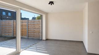 Deze halfopen nieuwbouwwoning bevindt zich op een rustige en vlot bereikbare locatie in Wijnendale, op korte fietsafstand van het centrum van Torhout. Winkels, scholen, openbaar vervoer en belangrijke invalswegen bevinden zich in de onmiddellijke omgeving.<br /><br />De woning beschikt over een lichtrijke open leefruimte, drie ruime slaapkamers en een moderne badkamer met douche. Dankzij de halfopen bebouwing geniet u bovendien van veel natuurlijke lichtinval en extra privacy.<br /><br />Ook op energetisch vlak scoort deze woning uitstekend. Met een E-peil van 10, een EPC-label A, zonnepanelen en een warmtepomp geniet u van een uiterst energiezuinige woning met een lage energiefactuur.<br /><br />Buiten beschikt de woning over een aangelegde tuin van ongeveer 150 m² waar u in alle rust kan genieten.<br /><br />Troeven:<br />• Huurprijs van €1.250/maand<br />• E-peil 10 – EPC-label A<br />• Warmtepomp en zonnepanelen<br />• Halfopen bebouwing<br />• 3 Volwaardige slaapkamers<br />• Open en lichtrijke leefruimte<br />• Moderne badkamer met douche<br />• Aangelegde tuin van ca. 150 m²<br />• Vlotte verbinding naar E403, R34 en N32<br />• Nabij winkels, scholen en centrum Torhout<br /><br />Bezoek aanvragen?<br />Een bezoekmoment aanvragen kan eenvoudig via onze website. Ga naar het betreffende pand en klik op **'Bezoek aanvragen'**. Na het invullen van uw huurprofiel nemen wij zo snel mogelijk contact met u op.<br /><br />Voor meer informatie, contacteer Eva via eva@vicusvastgoed.be.