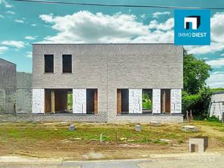 Het project LA VUE ( Struikstraat 77A, 77B, 77C en 77 D ) omvat 4 duurzame halfopen bebouwingen. Woning Struikstraat 77A heeft 180 m² woon- en...