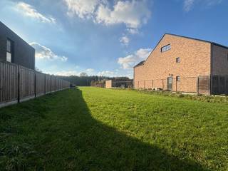 Deze ruime bouwgrond van 1.498 m² is gunstig gelegen aan de Steenweg op Leopoldsburg in Balen. Alle voorzieningen, zoals winkels, horeca, scholen...