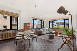 <p><span>ANTWERPEN - Britselei: </span><span>Mooi, karaktervol en zonnig GEMEUBELD hoekappartement met 2 slaapkamers op toplocatie </span></p><p><span> </span></p><p><span>Beleef het bruisende Antwerpse stadsleven op zijn best in dit licht en sfeervol ingericht appartement op de 4° verdieping van een statig gebouw op de gekende Britselei. </span></p><p><span>U leeft hier op wandelafstand van ‘t Zuid en het winkelhart van Antwerpen, een ideale ligging !</span></p><p><span> </span></p><p><span>BESCHRIJVING: </span></p><p><span> </span></p><p><span>Inkomhal op marmeren vloer met meerdere ingemaakte vestiairekasten</span></p><p><span>Aparte kast met wasmachine en droogkast + gastentoilet. </span></p><p><span> </span></p><p><span>Living op parket, met veel lichtinval en ruim groen uitzicht.</span></p><p><span> </span></p><p><span>Volledig geïnstalleerde open keuken met inductie kookplaat, oven, vaatwasser, koelkast en diepvriezer. </span></p><p><span>Luxe werkblad in Carara marmer en vloer in natuursteen. </span></p><p><span> </span></p><p><span>Slaapkamer 1 (ca 15m²) op visgraatparket, met dubbel bed.</span></p><p><span>Slaapkamer 2 (ca 20m²) op parket, met dubbel bed en met grote ingemaakte dressing. </span></p><p><span> </span></p><p><span>Volledig betegelde moderne badkamer met ligbad, lavabomeubel, toilet en handdoekdroger. </span></p><p><span> </span></p><p><span>Kelder.</span></p><p><span> </span></p><p><span>BIJZONDERHEDEN:</span></p><p><span> </span></p><p><span>- Topligging, op een boogscheut van de Wilde Zee, Leopoldstraat, Hopland, Meir en Schuttershofstraat</span></p><p><span>- Volledig ingericht met kwaliteitsvolle meubels </span></p><p><span>- Trendy cafés en restaurants in de omgeving</span></p><p><span>- Karaktervol gebouw </span></p><p><span>- Tram en bus in de straat en makkelijke verbindingen naar snelwegen.</span></p><p><span>- 175€ maandelijkse provisiekosten voor verwarming, water, onderhoud en beheer gemeenschappelijke delen</span></p><p><span>- Beschikbaar 1/11/2026.</span></p><p><span> </span></p><p><span> </span></p>