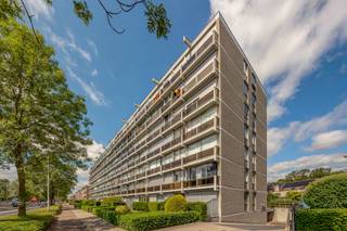 <p><span>Dit ruime appartement bevindt zich op de tweede verdieping van een verzorgd appartementsgebouw met lift. Dankzij de aangename indeling en twee volwaardige slaapkamers biedt dit appartement een uitstekende basis voor wie op zoek is naar ruimte en de mogelijkheid volledig naar eigen smaak te moderniseren.</span></p>
<p><span>Via de inkomhal op tegelvloer, voorzien van een praktische vestiairekast en bergkast, bereik je het afzonderlijke gastentoilet met handenwasser. De badkamer is uitgerust met een douche in ligbad, een lavabomeubel en een aansluiting voor de wasmachine.</span></p>
<p><span>De ruime woonkamer van 31,5 m² geniet van een aangename lichtinval en biedt rechtstreeks toegang tot het balkon van circa 6,5 meter breed. </span></p>
<p><span>Aansluitend bevindt zich de keuken, momenteel ingericht met een dubbele spoelbak, een losstaand fornuis met vitrokeramische kookplaat, heteluchtoven, een dampkap en een losstaande koelkast met vriesvak.</span></p>
<p><span>Verder beschikt het appartement over twee volwaardige slaapkamers van 14,32m² en 11,05m².</span></p>
<p><span>Het appartement is toe aan modernisering, maar biedt dankzij de mooie ruimtes en functionele indeling heel wat mogelijkheden om er een hedendaagse thuis van te maken, volledig afgestemd op de eigen smaak en wensen.</span></p>
<p><span>Extra bergruimte is voorzien in de private kelderberging. Daarnaast is er in het gebouw een gemeenschappelijke fietsenstalling aanwezig.</span></p>
<p><span>Het appartement is gelegen op een praktische locatie met een goede bereikbaarheid. Winkels, openbaar vervoer en andere dagelijkse voorzieningen bevinden zich in de omgeving, waardoor je hier comfortabel woont met alles binnen handbereik.</span></p>
<p><span>De vaste kosten bedragen € 350 per maand en omvatten verwarming, water, lift, onderhoud en elektriciteit van de gemeenschappelijke delen, vuilnis, blokpolis, syndicus en reservefonds.<br /><br />Stedenbouwkundige inlichtingen in aanvraag.</span></p>