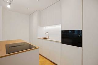 Welkom in dit prachtig gelijkvloers appartement van 115 m² met zuidgericht terras (12 m²) en afgesloten garagebox, gelegen in de Windmolenstraat 28/2 te Hasselt, op wandelafstand van het stadscentrum, winkels, scholen en openbaar vervoer.<br /><br />Het appartement werd volledig vernieuwd met oog voor detail en energiezuinigheid.<br />Via de inkomhal met berging komt u in de ruime leefruimte met een echte parketvloer, haard en ingebouwde LED-verlichting. De open keuken met kwalitatieve toestellen sluit perfect aan op de eetruimte. Via een van de slaapkamers heeft u toegang tot het ruime zuid-gerichte terras.<br /><br />Verder beschikt het appartement over:<br /><br />2 ruime slaapkamers met rolluiken<br /><br />Badkamer met ligbad én douche<br /><br />Apart toilet<br /><br />Airco's<br /><br />Praktische berging / technische ruimte<br /><br />Privatieve kelderberging<br /><br />Technisch is alles vernieuwd: nieuwe leidingen, warmtepomp, triple glas, elektrische rolluiken, goedgekeurde elektriciteit, EPC B.<br />Ook de inkomhallen van het gebouw worden momenteel volledig vernieuwd.<br /><br />De afgesloten garagebox bevindt zich achter het gebouw en is apart te verkrijgen voor € 30.000.<br /><br />Kortom: een instapklaar, stijlvol en energiezuinig appartement met uitstekende ligging vlak bij de kleine ring van Hasselt.<br /><br />