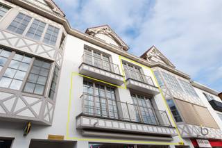 <p><span>Aangenaam duplex appartement met ruim zonneterras in het centrum van Schilde. </span></p><p><span>Dit appartement op de eerste verdieping, met een tweede ruime (slaap)kamer op de tweede verdieping, is gelegen op een zeer centrale locatie, in de nabijheid van winkels, bushalte, wandel- en fietspaden,…. <br />De ruime inkomhal, met inbouwkasten, geeft toegang tot het gastentoilet en een berging met aansluiting wasmachine/droogkast.</span></p><p><span>De mooie leefruimte (40 m²) geeft uit op het groot terras achteraan (26m²) met vrij uitzicht. Keuken (13 m²) kwalitatief ingericht (oven, inductievuur, koelkast, afwasmachine). </span></p><p><span>De badkamer (7 m²) is nieuw met bad en douche. Twee ruime slaapkamers (20 m² + 18 m²) ingericht met maatkasten.<br />Het is een gezellig, functioneel appartement, met overwegend massieve strokenparket franse eik (keuken: getrommelde arduintegels; WC: marmer; berging: keramische tegels; binnentrap blauwe hardsteen).<br />Op -1 bevindt zich een ruime privatieve kelderberging (5 m²) en een gemeenschappelijke fietsenstalling. <br />Via de inrit in de aanpalende zijstraat, heeft men toegang tot de autostaanplaats (+100€/m) in de garage met automatische toegangspoort en toegang tot de lift. <br />Maandelijkse gemeenschappelijke kosten +100€/m (verbruik & onderhoud gemeenschappelijke delen, lift).</span></p><p><span>Een aanrader, plan uw bezoekje!</span></p>
