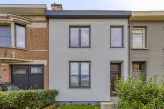 <p><span>Recent gerenoveerde 2-slaapkamerwoning vlakbij "De Schorre"</span></p><p><span>Ontdek deze volledig gerenoveerde woning in een rustige, kindvriendelijke buurt van Boom. Met twee slaapkamers en een moderne afwerking is dit de ideale starterswoning. De woning ligt op korte afstand van lokale winkels, scholen en horecagelegenheden.</span></p><p><span>Geniet van de nabijheid van </span><span>De Schorre</span><span>, het bruisende recreatiedomein bekend van Tomorrowland en prachtige wandel- en fietsroutes. <br />Ook Antwerpen en Brussel zijn vlot bereikbaar via auto of openbaar vervoer.</span></p><p><span>Een perfecte combinatie van comfort, natuur en bereikbaarheid!</span></p><p><span> </span></p><p><span>Indeling</span></p><p><span> </span></p><p><span>Gelijkvloers</span></p><p><span> </span></p><p><span>- De inkomhal is voorzien van een tegelvloer en hoge plafonds. </span></p><p><span>- Een ruime leefruimte met veel lichtinval op een laminaatvloer.</span></p><p><span>- Achterliggend bevind zich de keuken die is voorzien van ijskast, gasvuur, vaatwasser en een ruime inbouwkast. </span></p><p><span>- Apart toilet. </span></p><p><span>- De badkamer is volledig betegeld en voorzien van een inloopdouche, ruime lavabo, en aansluiting wasmachine/droogkast. </span></p><p><span> </span></p><p><span>1ste Verdieping</span></p><p><span> </span></p><p><span>- Op deze verdieping bevinden zich 2 ruime slaapkamers van 15m² en 10,5 m² </span></p><p><span> </span></p><p><span>Extra </span></p><p><span> </span></p><p><span>- Gunstig EPC C: 206 kWh/m²</span></p><p><span>- Elektriciteit Conform<br />- Droge kelder</span></p><p><span> </span></p><p><span>Bezoekdag/opendeurdag op 22/11 tussen 10u en 14u</span></p>