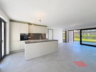 Dit nieuwbouwappartement in Residentie Weylerhof combineert het beste van beide werelden: wonen in het hart van Brugge met de rust van een autovrije straat. De residentie geniet van een unieke ligging, centraal maar toch rustig, waardoor u optimaal kan genieten van de charme van de stad zonder de drukte.<br /><br />Het appartement beschikt over een ruime slaapkamer en een stijlvolle badkamer, allen afgewerkt met hoogwaardige materialen. De prachtige, zonovergoten tuin en het aangrenzende terras biedt alle mogelijkheid om tot rust kunt komen omgeven door het groen. Bovendien is er de mogelijkheid om op korte afstand een standplaats te huren, wat het wooncomfort verder verhoogt.<br /><br />Hier ontdekt u een harmonieuze balans tussen elegantie en wooncomfort, in een omgeving die uitnodigt tot ontspannen en genieten van het stadsleven op een subtiele, rustige wijze. Residentie Weylerhof is zonder twijfel een uitzonderlijke plek om thuis te komen.<br /><br />Verkoop onder btw-stelsel<br /><br />