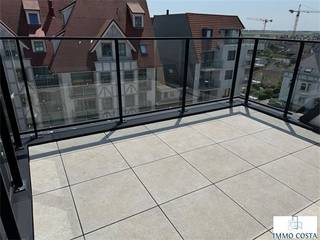 Instapklaar dakappartement met ruim, zuidgericht dakterras in recent gebouw ( bouwjaar 2020) met als indeling : woonkamer met open keuken,...