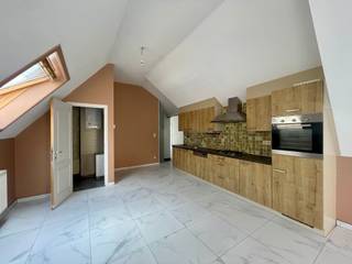 <p><span>WENS JE GRAAG EEN BEZOEK?</span><span>: gelieve digitaal een bezoek aan te vragen. </span></p><p><span> </span></p><p><span>Deze woning is gelegen in het centrum van Mechelen. Het openbaar vervoer, winkels en scholen op fiets- en wandelafstand.</span></p><p><span> </span></p><p><span>INDELING</span></p><p><span>Gelijkvloers: gemeenschappelijke inkomhal met trap naar boven. Eerste verdieping: woonkamer met aangrenzend terras, berging, badkamer, 3 slaapkamers. Tweede verdieping: ruime slaapkamer.</span></p><p><span> </span></p><p><span>EPC</span><span>: label C.</span></p><p><span> </span></p><p><span>MAANDELIJKSE HUUPRIJS</span><span>: 1250 euro.</span></p><p><span> </span></p><p><span>BESCHIKBAARHEID</span><span>: 1/8/2026.</span></p><p><span> </span></p>