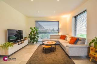 <p><span>Bijna-nieuwbouwwoning met topafwerking in Schriek – aankoop onder registratierechten</span></p><p><span> </span></p><p><span>Stap binnen in deze zeer recente woning en ervaar het comfort van nieuwbouw zonder de lange wachttijden of hoge BTW-kosten. Dankzij de mogelijkheid tot aankoop onder registratierechten (2% bij enige woning) geniet je van een zeldzame financiële troef!</span></p><p><span> </span></p><p><span>Met een bewoonbare oppervlakte van 190 m² biedt deze woning alle ruimte die je nodig hebt. De lichtrijke leefruimte, open keuken en hoogwaardige afwerking zorgen voor een instant thuisgevoel. De vloerverwarming en ventilatiesysteem D zorgt het hele jaar door voor een aangenaam en gezond binnenklimaat. Met 12 zonnepanelen is dit huis niet alleen energiezuinig (E-peil E9), maar ook helemaal voorbereid op de toekomst.</span></p><p><span> </span></p><p><span>Er zijn drie ruime slaapkamers en een prachtige badkamer met ligbad, inloopdouche en dubbele wastafel – perfect voor gezinnen of wie graag wat extra comfort wenst. De ruime zolder biedt bovendien de mogelijkheid tot het inrichten van een extra slaapkamer, bureau of hobbyruimte .</span></p><p><span> </span></p><p><span>Tot in de details verfijnd met kwaliteitsvolle afwerking en een stijlvolle uitstraling – deze instapklare woning is volledig klaar om jouw thuis te worden. Verhuizen kan haast niet eenvoudiger. Kinderen vinden hier een veilige omgeving om op te groeien, terwijl jij volop geniet van de rust en sereniteit rondom. Een onderhoudsvriendelijke tuin en lange, ontspannen avonden op het terras in het zachte licht van de ondergaande zon maken het plaatje compleet.</span></p><p><span> </span></p><p><span>Een unieke kans voor wie droomt van comfortabel, stijlvol en zorgeloos wonen in een kindvriendelijke buurt – laat je hart spreken en plan vandaag nog je bezoek.</span></p><p><span> </span></p><p><span>015 20 36 00 - info@domoxim.be</span></p><p><span> </span></p><p><span>domoXim. Waar dromen thuis komen!</span></p><p><span> </span></p><p><span>Ook de waarde van je </span><span>eigen </span><span>woning kennen? Wij geven je graag advies.</span></p>