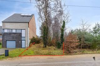 Deze bouwgrond voor een halfopen bebouwing bevindt zich aan de Oostereindestraat in Lummen, op een strategische locatie met vlotte verbindingen naar de autosnelwegen E313 en E314, en op korte afstand van het centrum van Lummen. De centrale ligging maakt dit perceel bijzonder aantrekkelijk voor wie comfortabel en bereikbaar wil wonen.<br /><br />De rechthoekige bouwkavel heeft een oppervlakte van 4a 64ca en leent zich perfect voor een halfopen bebouwing.<br />Met een straatbreedte van circa 10 meter biedt het perceel voldoende ruimte voor een functioneel ontwerp.<br />De tuin is georiënteerd naar het noordwesten, wat zorgt voor aangename avondzon.<br /><br />Voor meer informatie over verkavelings- en bouwvoorschriften kunt u contact opnemen via luc@vestio.com of telefonisch op 0473 79 29 30.<br /> 