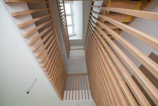 Je komt deze ruime, moderne woning binnen via de inkomhal waar je toegang hebt tot het gastentoilet, een eerste berging, de keuken en de leefruimte. Deze omvat een zithoek, een eethoek. Verder is er op het gelijkvloers ook nog een tweede berging onder de trap. Op de eerste verdieping heb je drie volwaardige slaapkamers, een volledig uitgeruste badkamer en een apart toilet. Via een vaste trap kan je nog naar de tweede verdieping die mogelijkheid biedt tot extra slaapkamer(s).<br /><br />Troeven: <br />- Lage energiepeil van E20<br />- Warmtepomp (Lucht-water) voor vloerverwarming en -koeling<br />- Zonnepanelen 1600 Wp<br />- Ventilatie type C<br />- Volledig geïsoleerd <br />- Achtergelegen carport is inbegrepen<br />- Voortuin aangelegd<br /><br />Meer info of een bezoek ter plaatse via tom@immoroba.be of 056 14 02 00<br /><br />Mooi meegenomen: de drie eerste woningen maken deel uit van een reconversieproject waardoor ze kunnen worden aangekocht aan 6% BTW (indien aan de voorwaarden wordt voldaan).