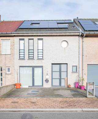 TE KOOPRuime gezinswoning in rustige buurtOp een bijzonder rustige locatie in Bredene aan zee, bevindt zich deze instapklare en ruime rijwoning —...