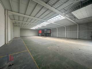 Unité PME exceptionnellement bien située d'une superficie de 749 m² à vendre à seulement 300 m de la Doorniksesteenweg, avec une connexion immédiate...