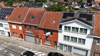 Bij het betreden van de woning kom je binnen in de ruime en gezellige leefruimte, voorzien van centrale verwarming op gas. Aansluitend bevindt zich de lichtrijke veranda, die overgaat in de volledig uitgeruste keuken.<br /><br />Op het gelijkvloers bevindt zich de badkamer, uitgerust met een douche, lavabo en toilet. Daarnaast is er ook een kelder, ideaal voor extra opslagruimte.<br /><br />Op de eerste verdieping vind je twee slaapkamers en een apart toilet. Via een vaste trap bereik je de zolderverdieping, die momenteel is ingericht als extra slaapkamer.<br /><br />Tot slot beschikt de woning over een aangename tuin van ongeveer 100 m² – een fijne buitenruimte waar je in alle rust kan genieten.<br />Ieder bod vanaf 219.000 euro is welkom!<br />Meer info of bezoek? Bel Amber op 0470 11 17 12