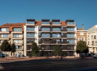 Binnenkort verrijst in het centrum van Blankenberge het nieuwbouwproject The Square I, gelegen in de belle-époquewijk en ontworpen volgens de kenmerkende architectuur van Architektenburo uit Knokke. Dit project omvat in totaal 33 units, waarvan 24 aan het Descampsplein (The Square I) en de overige 9 aan de Van Monsstraat (The Square II). De appartementen variëren in grootte, met één tot twee slaapkamers.<br /><br />De zonnige appartementen van The Square I bieden grotendeels een prachtig uitzicht op het Descampsplein. Alle woningen worden verwarmd met een warmtepomp die is gekoppeld aan vloerverwarming. Dankzij het ventilatiesysteem (type D), akoestische isolatie en thermische isolatie kunnen de E-peilen maximaal E30 bedragen.<br /><br />Het project biedt hedendaags comfort met ruime, zonnige terrassen op de verdiepingen en privétuinen voor de gelijkvloerse appartementen. Bovendien hebben toekomstige bewoners de vrijheid om hun appartement naar eigen smaak in te richten. De bouwheer voorziet royale budgetten en een interieurarchitect om te assisteren bij het volledige keuzetraject.