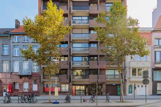 <p><span>Prachtig en luxueus gerenoveerd appartement met 1 slaapkamers, een terras en kelder te koop te Antwerpen aan de Italiëlei 149. </span></p><p><span>Het appartement is gelegen op wandelafstand van de Mier, het Operaplein, het Eilandje, het Centraal Station en de studentenbuurt met alle universiteiten en hoge scholen.</span></p><p><span>Dit appartement met één slaapkamers bevindt zich op de tweede verdieping van een gebouw met lift. </span></p><p><span> </span></p><p><span> </span></p><p><span>Indeling :</span></p><p><span> </span></p><p><span>- inkomhal met opbergkasten</span></p><p><span>- gastentoilet met handenwasser</span></p><p><span>- badkamer</span></p><p><span>- woonkamer met veel lichtinval</span></p><p><span>- balkonterras</span></p><p><span>- ruime keuken</span></p><p><span>- slaapkamer 1</span></p><p><span>- kelder</span></p><p><span> </span></p><p><span>Troeven:</span></p><p><span>- lift</span></p><p><span>- EPC 86 kWh/m² jaar - </span><span>label A</span></p><p><span>- asbestveilig attest</span></p><p><span>- elektrische installatie </span><span>conform AREI</span></p><p><span>- ramen in alu-kader met dubbele beglazing</span></p><p><span> </span></p><p><span> </span></p><p><span>Ben jij geïnteresseerd in dit appartement te koop in Antwerpen, ben je op zoek naar ander vastgoed of wens je de waarde van jouw eigendom te kennen? Dan ben je bij BOLT immo aan het juiste adres! Wij helpen jou graag verder.</span></p><p><span> </span></p>