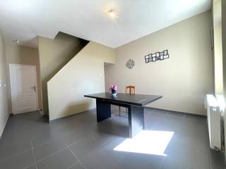 Menen - Volledig moderne en gerenoveerde woning met 3 slaapkamers te huur.Indeling:Inkom, bureau (berging), woonkamer met keuken, terras/tuin1ste...