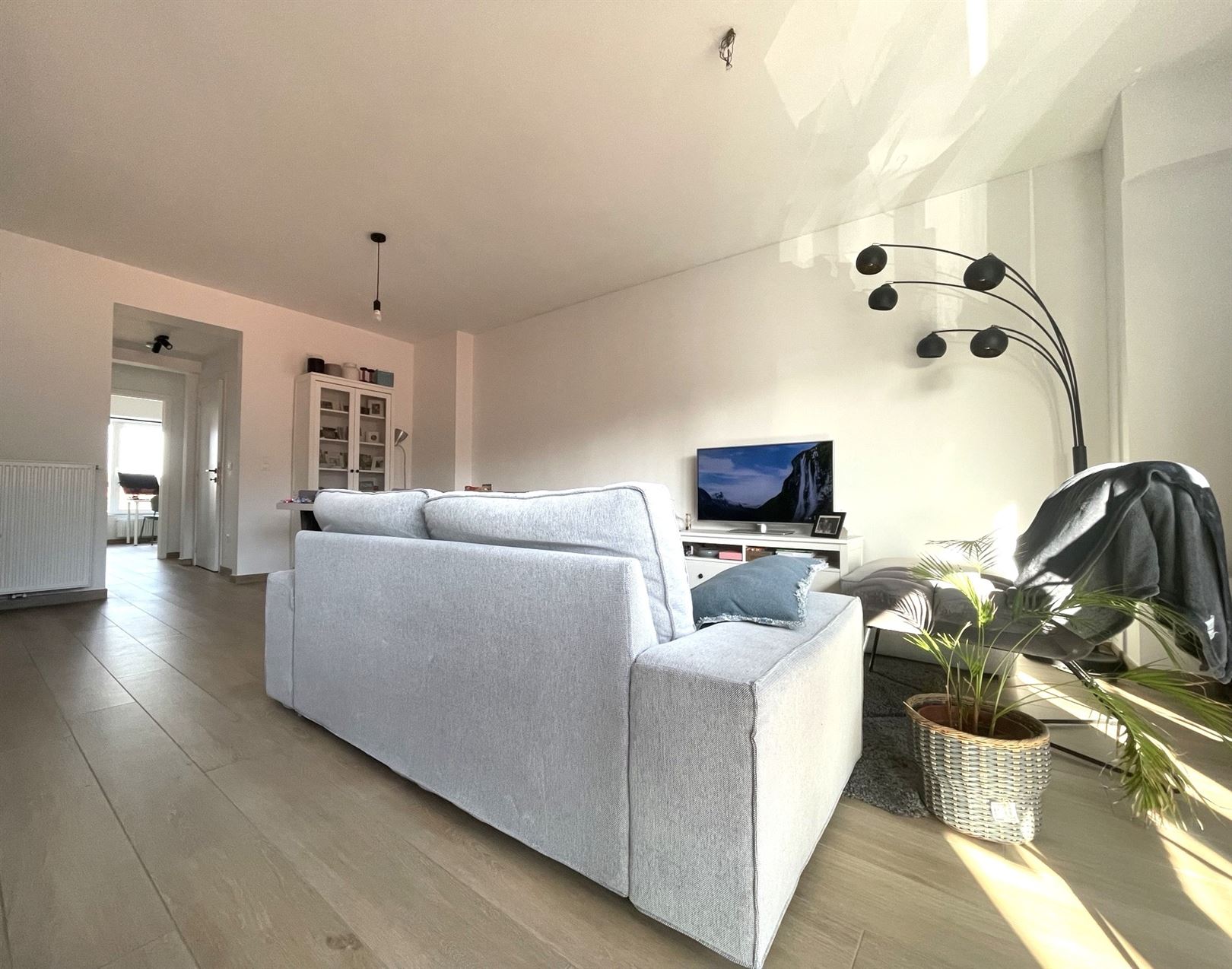 Prachtig dakappartement met terras, gelegen in het hartje van Sint-Gillis-Dendermonde. - foto 2