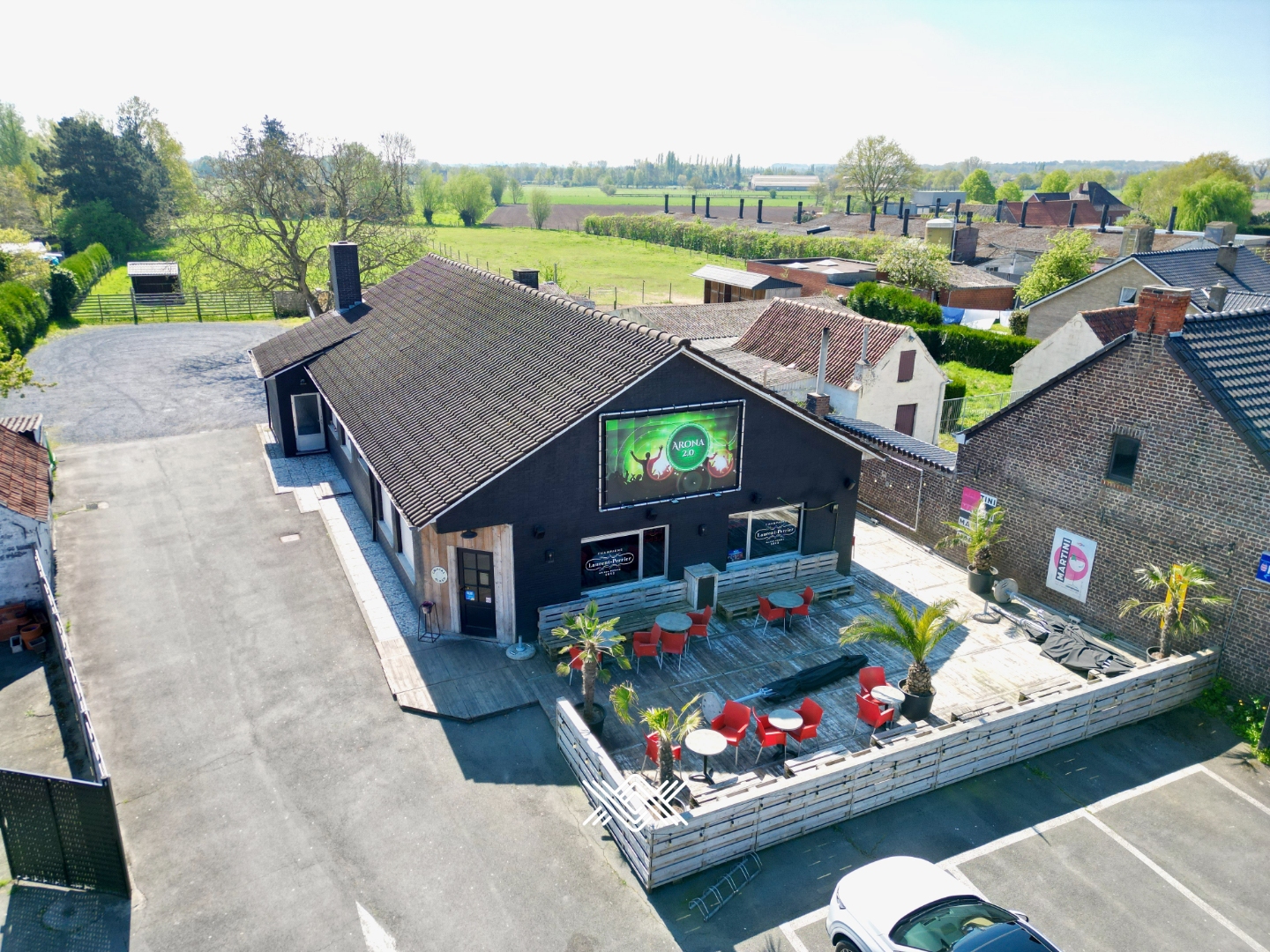 Veelzijdig handelshuis met woonst en bijgebouwen - photo 1