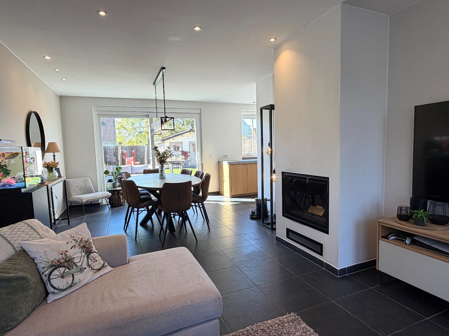 Prachtige woning met 3 slaapkamers, zonnepanelen en thuisbatterijen op rustige ligging! - foto 4
