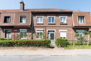 <p><u><strong>Te koop:</strong></u> gelijkvloers appartement in het centrum van Zaventem, op een uitstekende locatie nabij openbaar vervoer en invalswegen.<br /><br />Dit charmante appartement, gebouwd in 1929, combineert karakter met praktische troeven. Dankzij het EPC-label C is het een goede investering voor wie op zoek is naar een energiezuinige woning. De ligging in het hart van Zaventem zorgt voor een vlotte verbinding naar Brussel en de luchthaven. Bovendien geniet u van een privé terras, een ruime tuin van 170 m², kelder, garage en eigen parkeerplaats.<br /><br /><u><strong>Belangrijkste ruimtes:</strong></u><br />• Woonkamer (30 m²) met veel lichtinval<br />• Keuken (10 m²) met directe toegang tot de veranda (13 m²)<br />• Badkamer (6 m²)<br />• Twee slaapkamers (13 m² elk)<br />• Inkomhal (8 m²)<br />• Garage en aparte parkeerplaats<br />• Privé terras en tuin (170 m²)<br /><br /><u><strong>Troeven:</strong></u><br />• EPC-label C: energiezuinige investering<br />• Centrale ligging in Zaventem, nabij openbaar vervoer en invalswegen<br />• Privé buitenruimte met terras, tuin, kelder, zolder, garage en parkeerplaats.<br /><br />Meer informatie of een bezoek met Joery Van De Gucht? Contacteer ons via +3223351115<br />JOUW DROOMAPPARTEMENT. ZO GEVONDEN!</p>