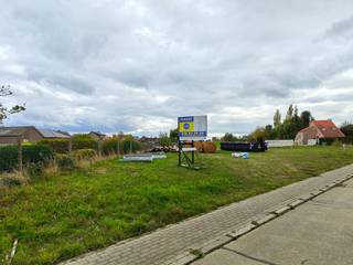 Landelijk gelegen, prachtige bouwgrond van +- 12 are nabij de dorpskern van Waanrode (school, restaurant/frituur, Spar, taverne, enz...) Door afbraak van de huidige woning op het perceel en te bouwen met de eigenaar hoeft u slechts 6% BTW te betalen op de constructie. Max. gevelbreedte 9,32m en bouwdiepte van 15m op gelijkvloers en 12m op verdieping. Verkavelingsvergunning en stedenbouwkundige vergunning te bekomen via ons kantoor.