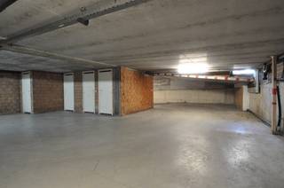 Residentie Santa-Barbara:  Zeer goed gelegen gesloten garagebox te Duinbergen vlakbij de Zeedijk.Afmetingen: 5m15 x 2m75 (niveau -2).  Informatie en...