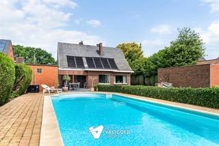 <p><span>Instapklare, centraal gelegen woning op ruim perceel met zwembad</span></p><p><span> </span></p><p><span>Belangrijkste troeven:</span></p><p><span>- Centrale ligging: rustig gelegen en op wandelafstand van school, winkels...</span></p><p><span>- Reeds vernieuwd: keuken, isolatie spouwmuur, warmtepomp zwembad</span></p><p><span>- Instapklaar met mooie ruimtes</span></p><p><span>- Ruim perceel met zuidelijke oriëntatie</span></p><p><span>- Tuin met garage, tuinberging, tuinhuis en zwembad</span></p><p><span>- Voorzien van kelder en zolder</span></p><p><span> </span></p><p><span>Bekijk zeker ook onze grondplannen met de afmetingen. Zo krijgt u van thuis uit al een perfect beeld van wat deze woning te bieden heeft!</span></p><p><span>Wenst u meer info of een vrijblijvende bezichtiging, contacteer dan ons kantoor op het nummer 014 39 99 99 en wij helpen u graag verder.</span></p>
