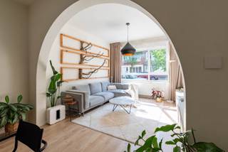 Dit stijlvol ingericht en volledig gemeubeld appartement van ca. 90 m² bevindt zich op het gelijkvloers van een kleinschalig gebouw in 2020 Antwerpen, vlak bij Park den Brandt. De ligging is ideaal met vlotte verbindingen naar het centrum van Antwerpen en directe toegang tot A12, Boomsesteenweg, E19, de Ring en E17. Binnenin geniet u van een warme, gezellige leefruimte met hoekzetel, eettafel voor zes personen en een bio-ethanol sfeerhaard. De volledig uitgeruste keuken geeft uit op een prachtig aangelegde tuin van 91 m² met zithoek en vijver. Verder beschikt het appartement over een comfortabele slaapkamer, moderne badkamer met douche, lavabo en toilet, én een ruime kelderberging van ca. 30 m². Parking is doorgaans vlot beschikbaar in de straat. EPC: 282 kWh/m² – label C.
