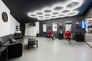 <p>Te koop: gesloten handelspand in het hart van Sint-Niklaas, gelegen aan de Kokkelbeekstraat, op een drukke en goed bereikbare locatie.</p>
<p>Dit handelspand bevindt zich in het centrum, omringd door scholen, winkels en openbaar vervoer. Dankzij de ligging nabij het treinstation, parken en belangrijke invalswegen is het een uitstekende keuze voor ondernemers die zichtbaarheid en bereikbaarheid belangrijk vinden. De drukke omgeving zorgt voor een constante stroom aan potentiële klanten, terwijl de nabijheid van sociale voorzieningen het pand extra aantrekkelijk maakt.</p>
<p> </p>
<p>Belangrijkste ruimtes:<br />• Handelsruimte met etalage, ideaal voor commerciële activiteiten.<br />• Achterruimte geschikt voor opslag of werkruimte.<br />• Sanitair aanwezig.</p>
<p>Troeven:<br />• Centrale ligging in Sint-Niklaas, nabij alle voorzieningen.<br />• Uitstekende bereikbaarheid met openbaar vervoer en via invalswegen.<br />• Drukke locatie met veel passage.</p>
<p> </p>
<p>Neem vandaag nog contact op met je ERA-makelaar voor een bezoek.</p>
<p>JOUW DROOMHANDELSPAND. ZO GEVONDEN!</p>