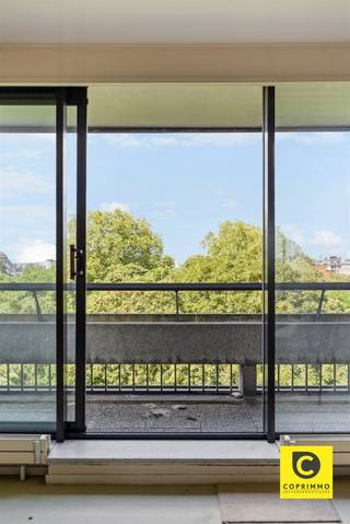 <p><span>Riant hoekappartement met 3 terrassen en uitzonderlijk uitzicht in iconisch gebouw!</span></p><p><span>Welkom in de iconische residentie Hertogenpark, een architecturaal landmark ontworpen door Walter Bresseleers. Dit gebouw straalt klasse en comfort uit, met voorzieningen die doen denken aan een luxehotel: een binnenzwembad, sauna en vier gastenkamers voor uw bezoekers. Bij het binnenkomen in de statige inkomhal wordt u meteen ondergedompeld in een gevoel van rust, ruimte en exclusiviteit. </span></p><p><span> </span></p><p><span>Locatie: </span></p><p><span> </span></p><p><span>Op een strategische en bijzonder gegeerde locatie in Antwerpen gelegen langs een van de belangrijkste invalswegen van de stad, combineert deze plek uitstekende bereikbaarheid met een sterke visibiliteit en een vlotte verbinding naar het stadscentrum, Berchem en de belangrijkste snelwegen. Dankzij de nabijheid van openbaar vervoer, winkels en het Zuid is dit een ideale locatie voor zowel professioneel als residentieel gebruik. </span></p><p><span> </span></p><p><span>Indeling:</span></p><p><span>Op de 8ste verdieping bevindt zich dit uitzonderlijk hoekappartement van ca. 138 m² , bereikbaar via één van de vier liften. De ruime inkomhal met apart toilet en vestiaire leidt u naar de indrukwekkende leefruimte van maar liefst ca. 60 m². Hier zorgen de grote schuifraampartijen en de hoge ligging voor een overvloed aan natuurlijk licht en een adembenemend, weids uitzicht over de boomkruinen van het Domein Hertoghe.</span></p><p><span>De leefruimte geeft rechtstreeks toegang tot twee zonneterrassen, waar u de hele dag door kan genieten van zowel ochtend- als namiddagzon. Aansluitend bevindt zich de volledig uitgeruste,afgesloten keuken. Naast de keuken is er een praktische technische ruimte met plaats voor wasmachine en droogkast.</span></p><p><span>Het appartement beschikt over twee volwaardige slaapkamers, elk met een eigen badkamer. Beide slaapkamers geven bovendien uit op een derde terras, wat zorgt voor extra licht, privacy en buitenruimte.</span></p><p><span> </span></p><p><span>Verder is er een ondergrondse staanplaats (verplicht mee aan te kopen aan een vraagprijs 30.000 euro) en een private kelderberging inbegrepen. </span></p><p><span> </span></p><p><span>Troeven op een rij:</span></p><ul><li><span>Iconisch gebouw </span></li><li><span>Luxe residentie met zwembad, sauna en logeerkamers </span></li><li><span>Toplocatie aan het Hertoghepark</span></li><li><span>Ca. 138 m² woonoppervlakte met uitzonderlijk ruim gevoel </span></li><li><span>3 terrassen (samen 22 m²) met prachtig groen uitzicht </span></li><li><span>Gunstig EPC </span></li><li><span>Veel lichtinval en panoramische zichten </span></li></ul><p><span> </span></p><p><span>Een uniek appartement op een uitzonderlijke locatie waar ruimte, licht en luxe samenkomen. Ideaal voor wie comfortabel en stijlvol wil wonen in een groene, doch centrale omgeving in Antwerpen.</span><span> </span></p><p><span> </span></p>