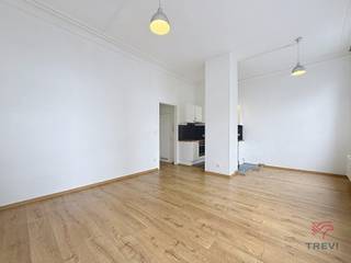 <p><b>SCHAERBEEK</b>, vlak bij het openbaar vervoer en alle voorzieningen, appartement van ± 80 m² op de 1e verdieping van een rustig appartementencomplex. Het bestaat uit een inkomhal, een woonkamer van ± 28 m², een ingerichte keuken, 2 mooie slaapkamers, een badkamer, 1 apart toilet, een kelder en de mogelijkheid om een inpandige parkeerplaats te huren voor 100 € extra per maand. Beschikbaar vanaf 01/06/2026!</p>
<p>EPB: G!</p>
<p><u><strong>Gelegen op de 1e verdieping</strong></u></p>
<ul>
<li>Inkomhal</li>
<li>Apart toilet</li>
<li>Woonkamer van ± 28 m²</li>
<li>Ingerichte keuken (oven, kookplaten, afzuigkap, koelkast, diepvriezer, ruimte voor wasmachine of vaatwasser)</li>
<li>Slaapkamer 1 van ± 20 m² (4,1 x 3,7 m)</li>
<li>Slaapkamer 2 van ± 12,5 m² (2,8 x 2,9 m)</li>
<li>Badkamer</li>
</ul>
<p>Kelder</p>
<p>Overdekte parkeerplaats nr. 1 voor 100 €/maand OPTIONEEL</p>
<p><u>Voorziening voor lasten</u>: 160 €/maand (15 € gemeenschappelijke kosten - 115 € verwarming - 30 € water)</p>