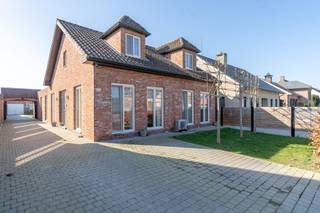 Groot(s) wonen? U vraagt, wij draaien. Want vergis je niet: er zit héél wat verstopt achter deze gevel. Niet enkel werd ‘ie bijna...