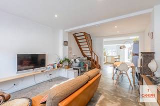 Deze toffe instapklare en lichtrijke woning werd recent gerenoveerd, beschikt over twee slaapkamers en een aangename zuidgerichte tuin.  Op het...