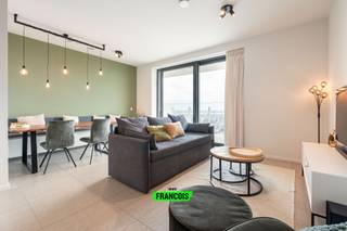 Modern wonen op de Oosteroever – Victorialaan, Oostende<br /><br />Welkom in dit recent gebouwd (2023) nieuwbouwappartement op de 9de verdieping van een stijlvolle residentie aan de trendy Oosteroever. Hier woon je in een rustige buurt met beperkt verkeer, vlak bij zee én met vlotte verbinding naar het stadscentrum via de veerboot, fiets of tram.<br /><br />Het appartement is praktisch en lichtrijk ingedeeld met een inkomhal, gezellige woonkamer, moderne keuken, slaapkamer, badkamer en handige berging. Extra opbergruimte vind je in de kelderberging.<br /><br />Dankzij de hoogwaardige afwerking geniet je van optimaal wooncomfort:<br /><br />Hoogrendementsbeglazing (Aluminium), Conform gekeurde elektriciteit, Vloerverwarming via warmtenet, Zeer gunstige energieprestatie<br /><br />Tegel- en laminaatvloeren voor een moderne look<br /><br />Of je nu een eerste woning zoekt, een pied-à-terre aan zee of een slimme investering – dit appartement combineert comfort, bereikbaarheid en hedendaagse stijl.<br /><br />