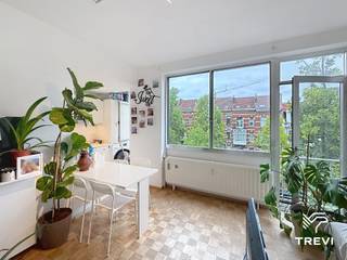 <p><strong>ELSENE – Ideaal gelegen op een steenworp van de Vijvers van Elsene en het bruisende Flageyplein, in de directe nabijheid van winkels, restaurants en openbaar vervoer, studio met slaaphoek van ±35m² bewoonbare oppervlakte gelegen op de 3e verdieping. De studio bestaat uit een inkomhal, een lichte woonkamer van ±13,5m², een halfopen volledig uitgeruste keuken (oven, kookplaat, dampkap, koelkast/vriezer, microgolfoven, vaatwasser, wasmachine), een aangename slaaphoek van ±5m² en een douchekamer (douche, wastafel, toilet). Provisie voor lasten van € 200/maand (koud water, warm water, verwarming, gemeenschappelijke delen). EPC G*! Beschikbaar vanaf 01/11/26. Afmetingen worden ter indicatie gegeven.</strong></p>
<p></p>
<p><u>Op de 3<sup>e</sup> verdieping:</u></p>
<ul>
<li>Inkomhal</li>
<li>Woonkamer van ±13,5m² (3,77 x 3,4)</li>
<li>Halfopen keuken naar de leefruimte (oven, kookplaat, dampkap, koelkast/vriezer, microgolfoven, vaatwasser, wasmachine)</li>
<li>Slaaphoek van ±5m² (2,2 x 2,25)</li>
<li>Douchekamer (douche, wastafel, toilet)</li>
</ul>