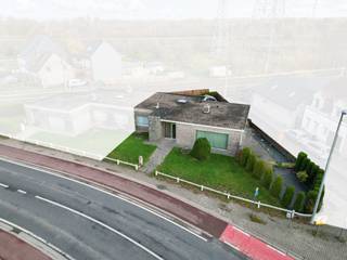 Voor meer info of een bezoek, bel 054 69 39 36 - TOPPER - Deze te renoveren bungalow is gelegen op een strategische locatie in Welle. Winkels,...