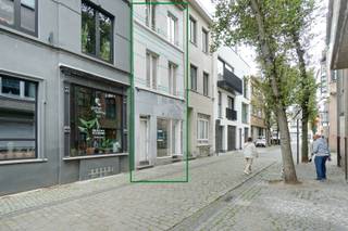 OPBRENGSTEIGENDOM – 3 verhuurde STUDIO’S + Handelsgelijkvloers <br />Zeer centraal gelegen aan het mijnplein op wandelafstand van het strand en uitstekende uitvalsbasis richting luchthaven, bus / trein en autostrade, treffen we deze kleinschalige opbrengsteigendom aan. <br />Via de gemeenschappelijke trappenhal zijn de studio’s toegankelijk. Het handelspand is volledig privatief. <br />De studio’s zijn voorzien van een conformiteitsattest. <br /><br />STUDIO 1 – EERSTE VERDIEPING<br />Indeling: leefruimte met slaaphoek, kitchenette en badkamer met toilet en douche. <br />EPC : 255 kWh/m², conforme elektriciteit <br />Huurprijs: €450/ maand <br /><br />STUDIO 2 – TWEEDE VERDIEPING<br />Indeling: leefruimte met slaaphoek, kitchenette en badkamer met toilet en douche. <br />EPC : 666 kWh/m², conforme elektriciteit<br />Huurprijs: €450/ maand <br /><br />STUDIO 3 – DERDE VERDIEPING<br />Indeling: leefruimte met trap naar het slaapgedeelte, kitchenette en badkamer met douche en privatief toilet. <br />EPC : 570 kWh/m², conforme elektriciteit<br />Huurprijs: €490/ maand <br /><br />Handelspand met toilet, niet verhuurd. <br />Deze is volledig apart te bereiken. ca. 30m².