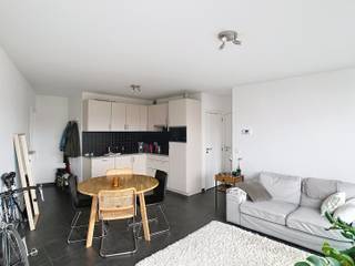 Dit appartement te huur in het centrum van Leuven geniet van een uitstekende ligging vlak bij het station en combineert comfort, licht en...